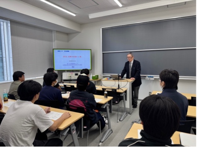 教室で講師の説明を聞くワークショップ参加者